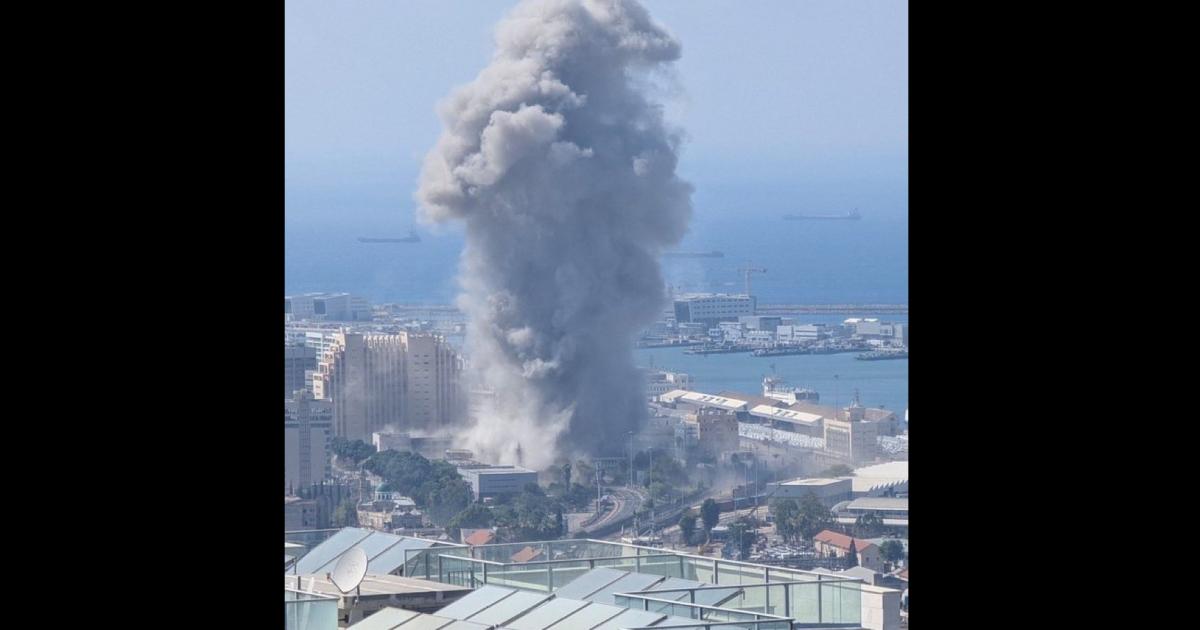 Así impactó un misil iraní en la ciudad portuaria israelí de Haifa