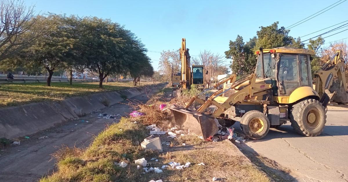 Contina la limpieza del desagüe pluvial en Av Lugones