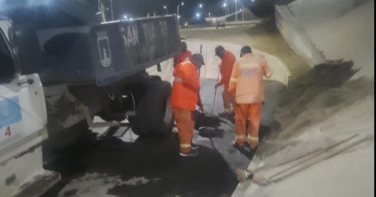 Servicios Urbanos trabajoacute para retirar el aceite derramado por un camioacuten 