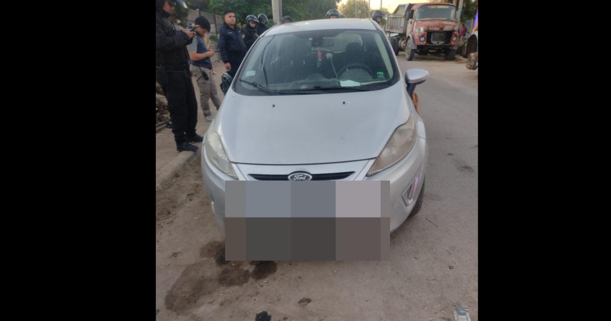 Estacionoacute su auto con las llaves puestas pero se olvidoacute doacutende- se lo robaron y trataron de venderlo