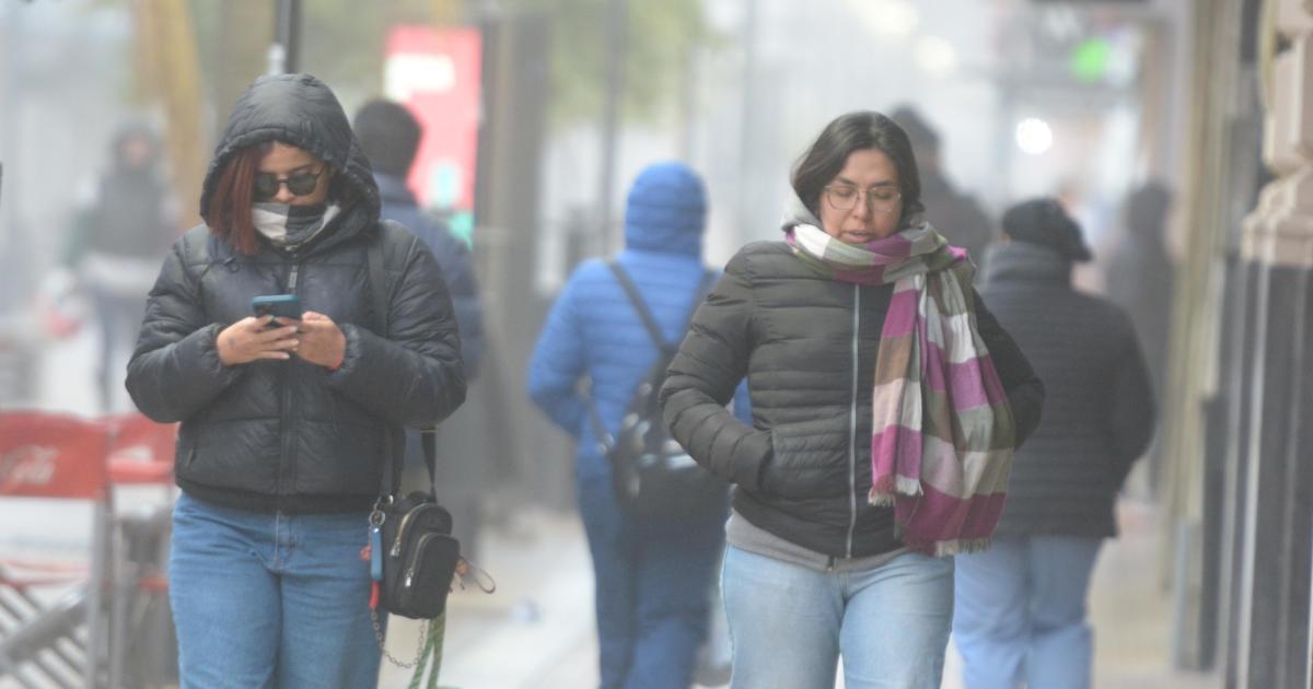Se viene un lunes frío en Santiago del Estero- abrigo en mano
