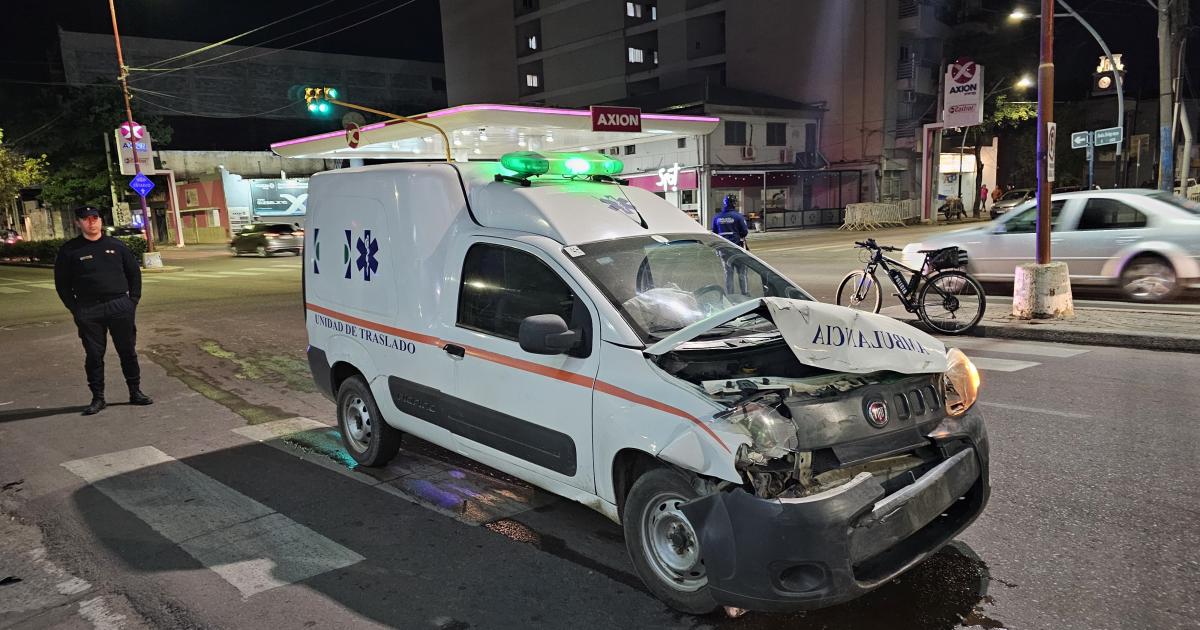 Una ambulancia y un automóvil chocaron en plena avenida Belgrano y Rivadavia no hubo heridos