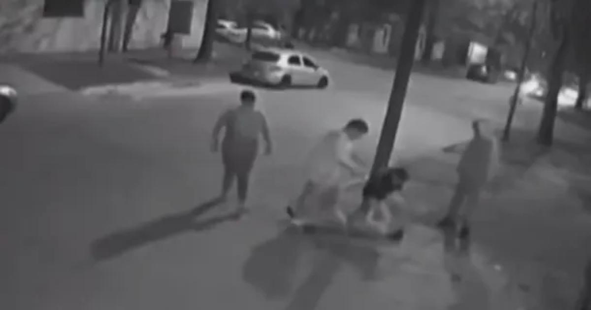 VIDEO  Conmocioacuten- adolescente de 17 antildeos fue brutalmente golpeado en patota