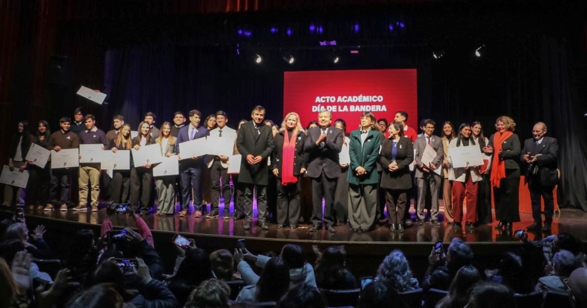 En la Unse se conmemoroacute el Diacutea de la Bandera con un acto que incluyoacute la ceremonia de Cambio de Abanderados