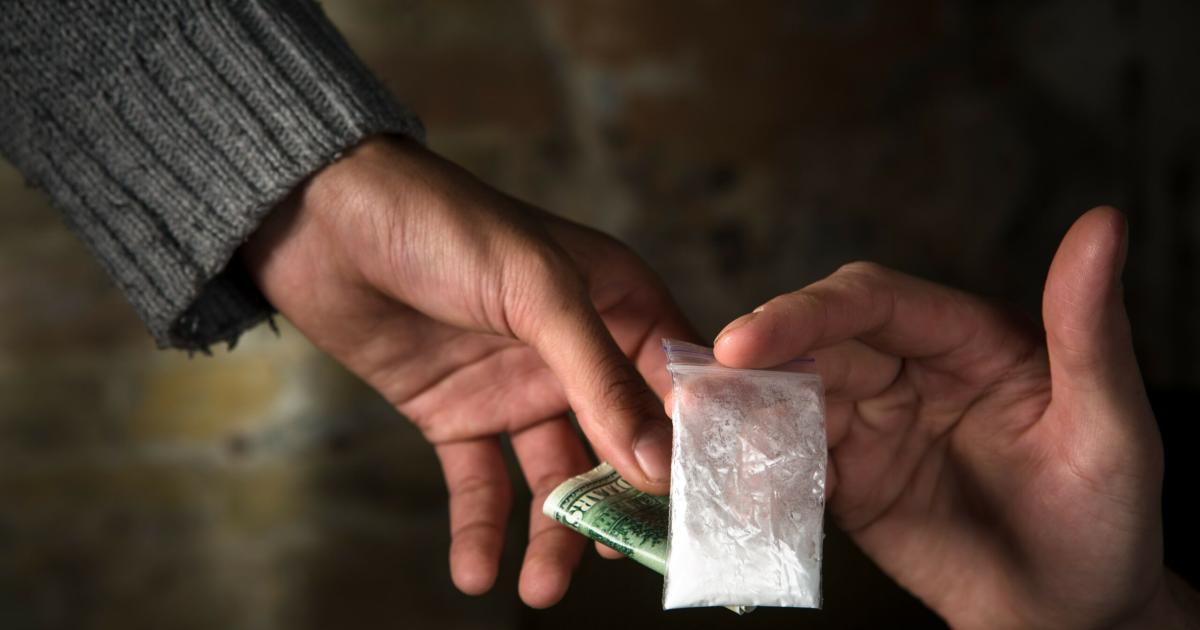 Debiacutea estar con prisioacuten domiciliaria pero lo encontraron vendiendo droga