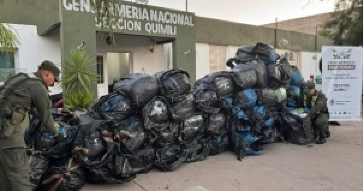 BOLSAS REPLETAS DE HOJAS DE COCA- Cuando los gendarmes preguntaron sobre los dueños todos los pasajeros enmudecieron La carga fue secuestrada y el tour siguió el viaje hacia Buenos Aires vacío