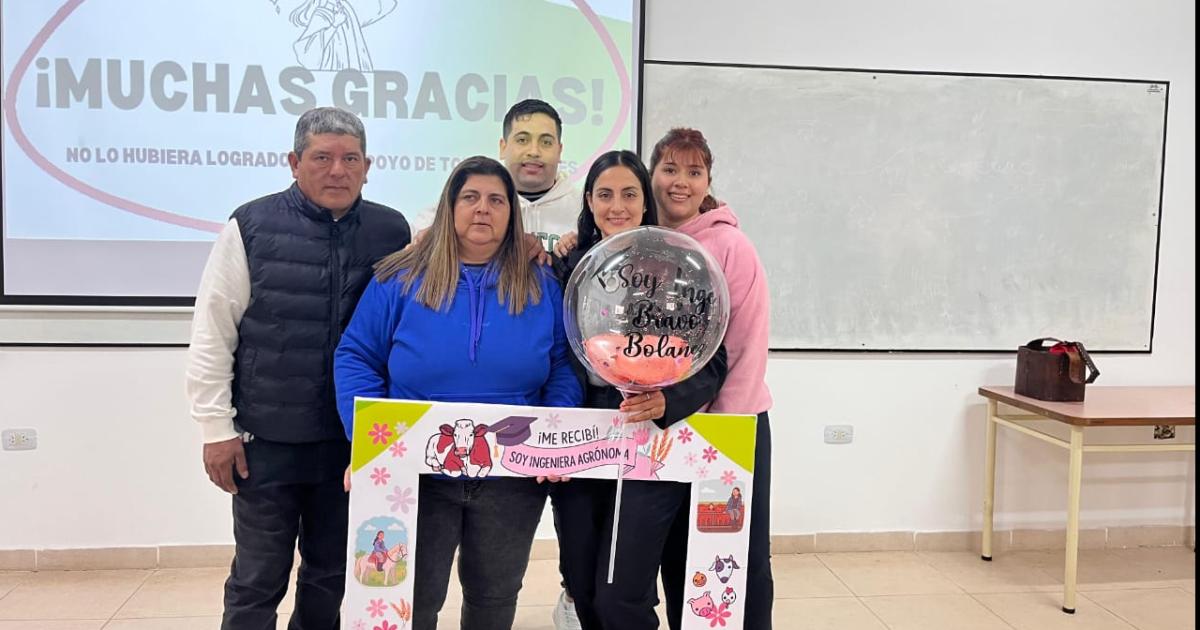 FIESTA Lourdes fue agasajada por sus seres queridos