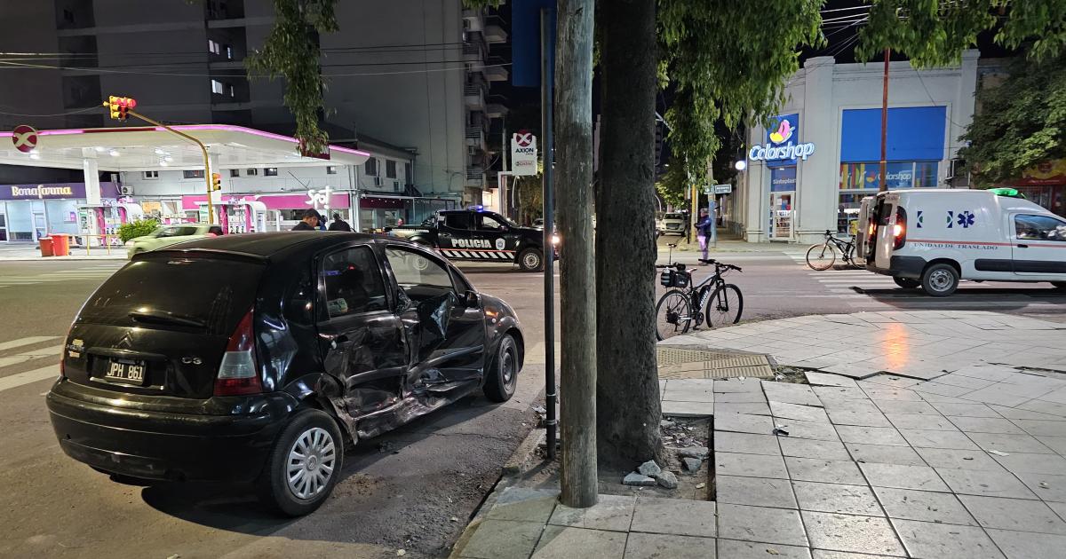 Una ambulancia y un automoacutevil chocaron en plena avenida Belgrano y Rivadavia no hubo heridos