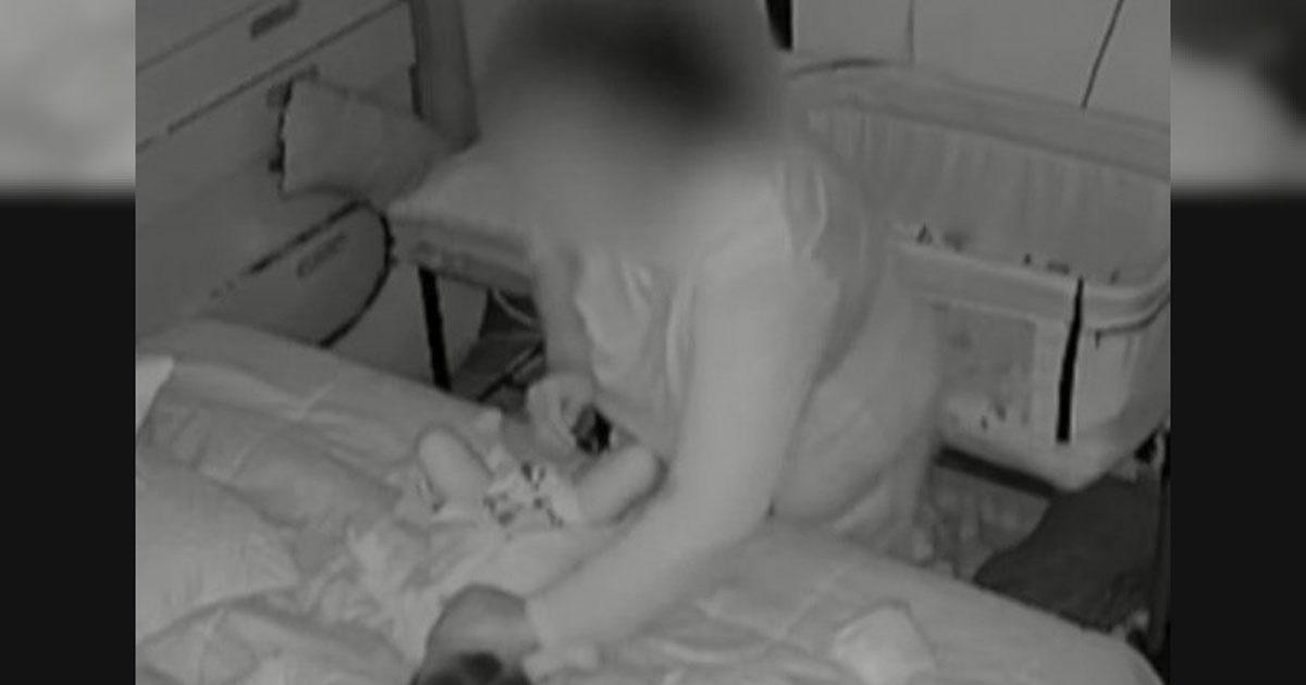 VIDEO- Una nintildeera quedoacute filmada mientras maltrataba a un bebeacute de siete meses