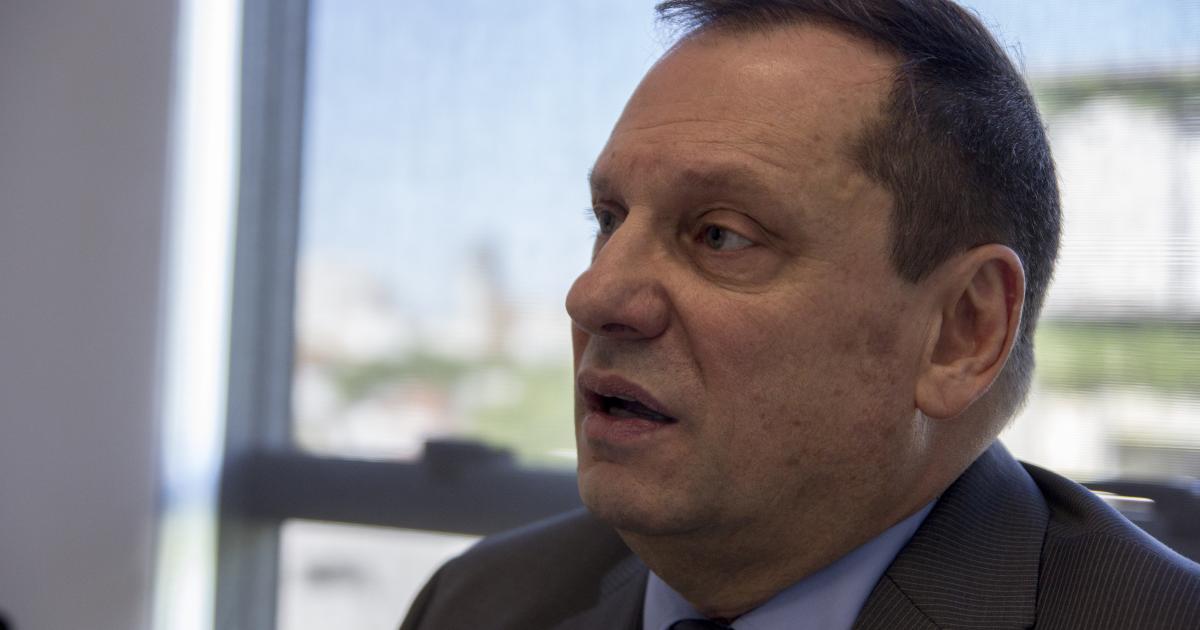 Mecaacutenica de lo insostenible- Luis Caputo deuda y el abismo financiero que acecha a la Argentina preelectoral