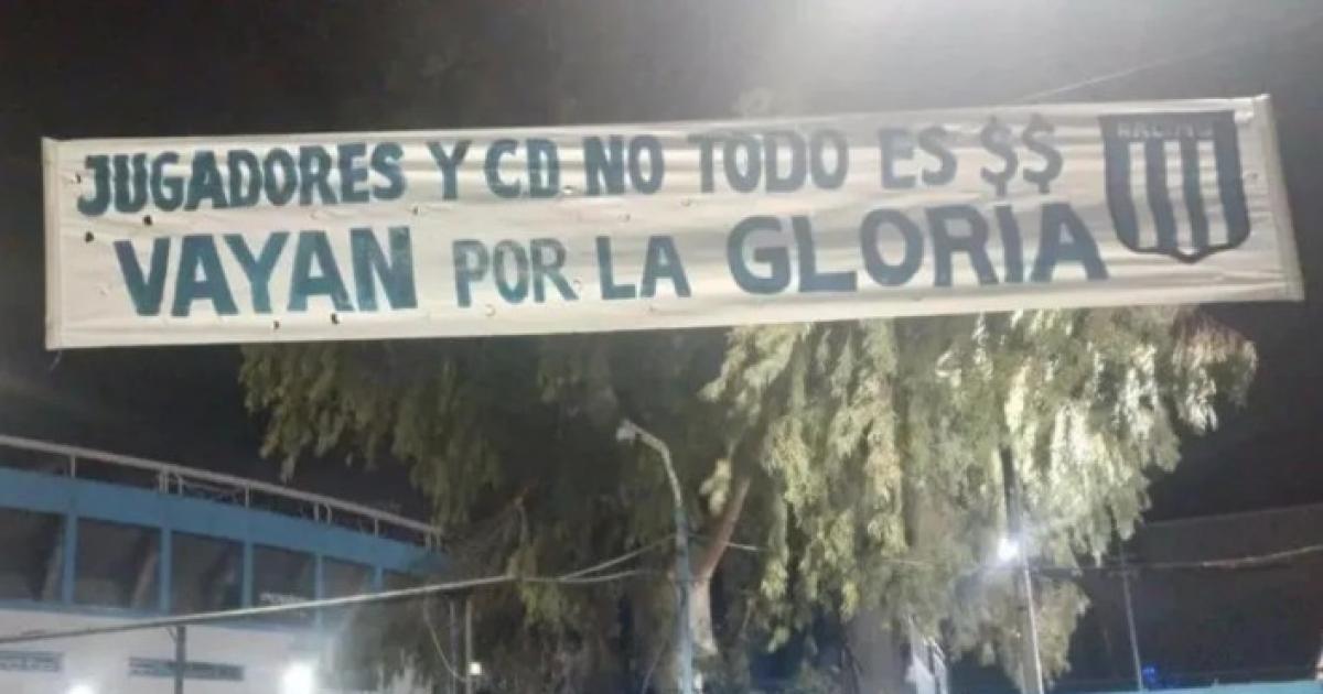 La gente de Racing colgó pasacalles en las inmediaciones del estadio