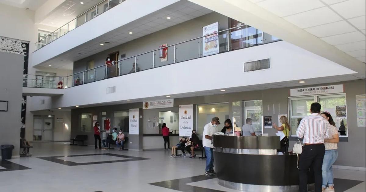 A patadas derriboacute a su ex le puso un cuchillo en el cuello y exigioacute volver