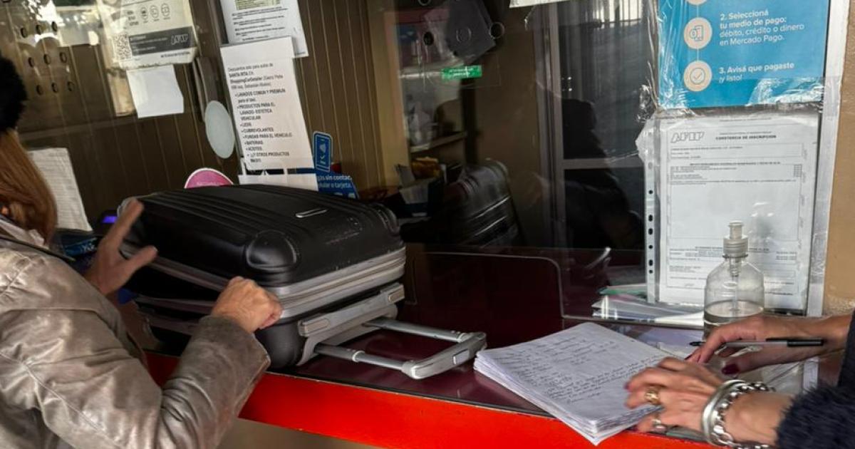 Turista brasilentildea vivioacute un susto en Santiago- perdioacute su valija y la recuperoacute con la policiacutea