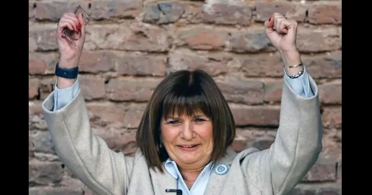 PROCREAR- Bullrich entregoacute a policiacuteas viviendas que habiacutean sido asignadas a otras personas