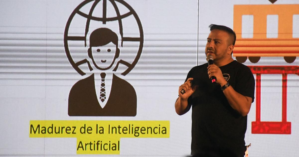 Fredi Vivas ingeniero especializado en IA   dijo presente en la Smart City Expo
