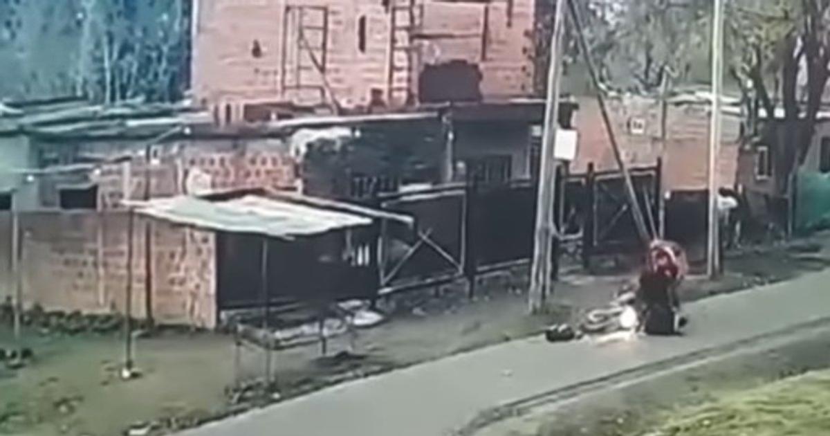 Una mujer policiacutea se defendioacute de motochorros- baleoacute a uno y la Justicia dijo que fue legiacutetima defensa