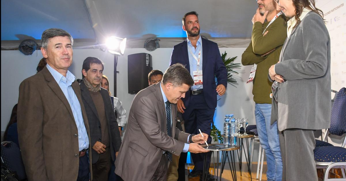 ADHESIÓN En representación de la comuna local el secretario de Coordinación de Gabinete Daniel Kobylañski