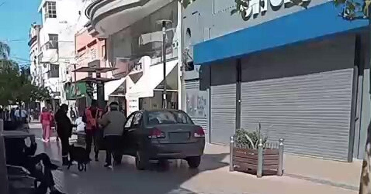 VIDEO- Conductor es sorprendido circulando por la Peatonal Tucumaacuten
