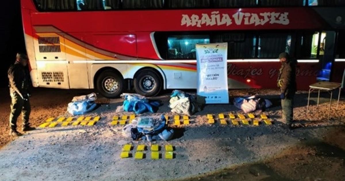 RUTA 34- Los gendarmes detuvieron a un colectivo y dieron un duro golpe a las drogas- dos presos bolivianos con 45 kilos de cocaína y dos mulas que al cierre iban despidiendo 187 cpsulas con cocaína