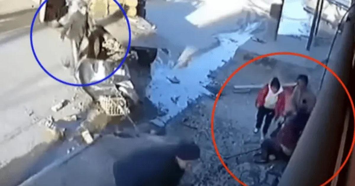 VIDEO- Saliacutea de buscar a sus hijas y un camioacuten las atropelloacute tras subirse a la vereda