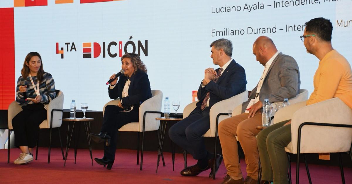 La intendente de Fuentes expuso en Smart City sobre los desafiacuteos en los grandes centros urbanos