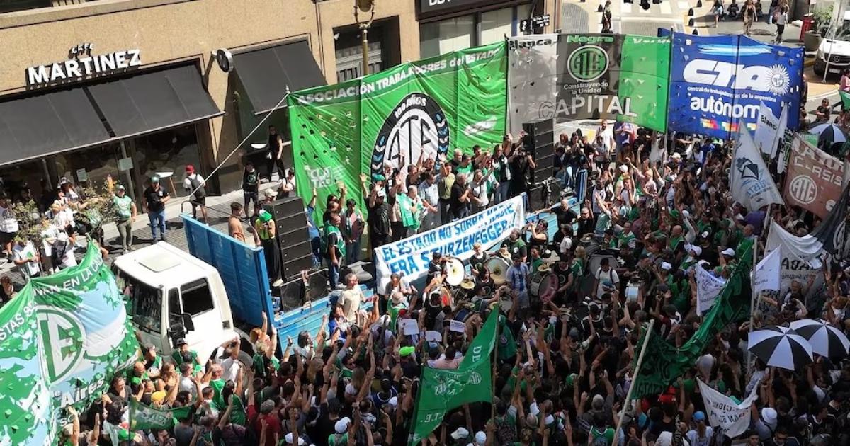 La Justicia suspendió el decreto que eliminaba el asueto para los empleados pblicos