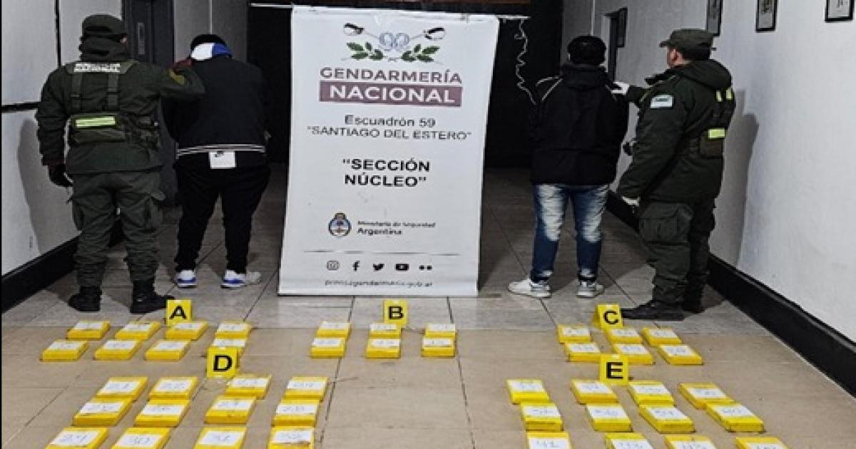 MILLONES BLANCOS- Los detenidos transportaban en mantas 811000000 en drogas Los gendarmes les secuestraron también sus celulares