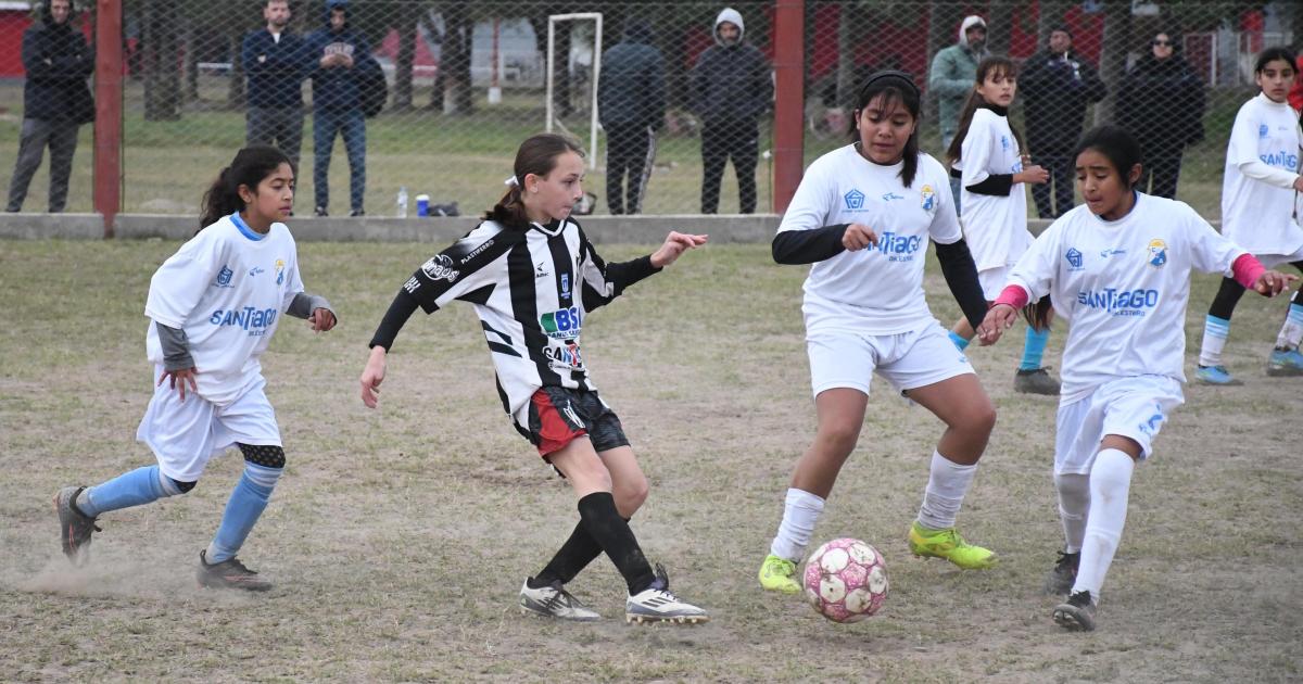 Salud y la Fundacioacuten Mujer realizan acciones de concientizacioacuten en un torneo de fuacutetbol femenino