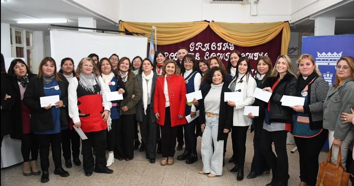 Fuentes entregoacute heladeras y cocinas eleacutectricas a los jardines de infantes de la municipalidad 