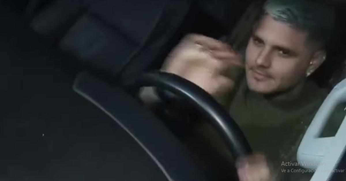 Mauro Icardi saliendo del Chateau Libertador con sus dos hijas