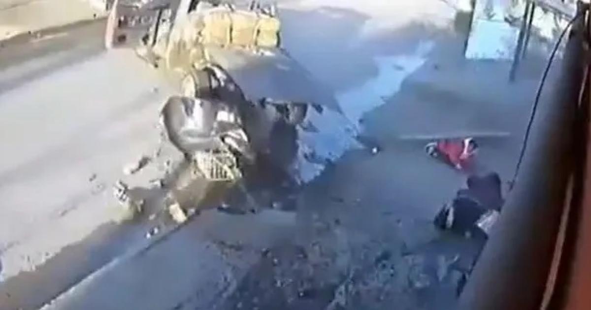 VIDEO- un camión atropelló a dos mujeres y una nena que esperaban el colectivo
