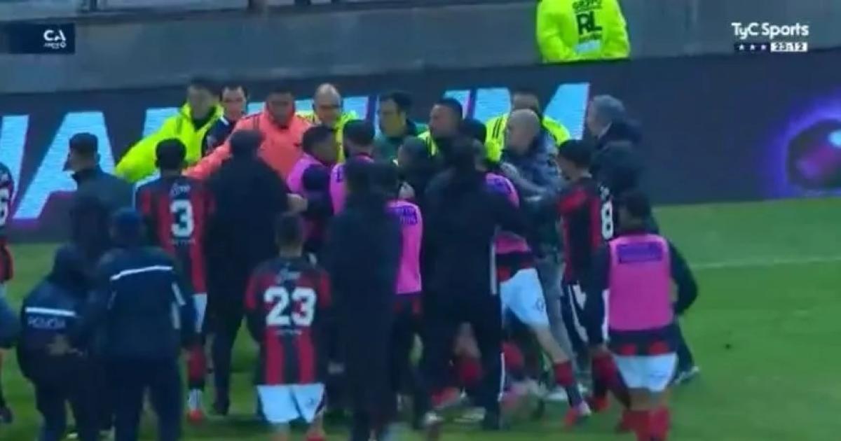 Escandaloso final en la Copa Argentina- los jugadores de Defensores de Belgrano increpearon al rbitro