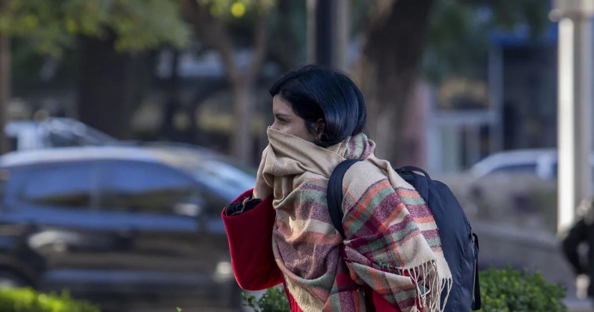 Saacutebado friacuteo en Santiago- sensacioacuten teacutermica bajo cero y cielo parcialmente nublado por la tarde