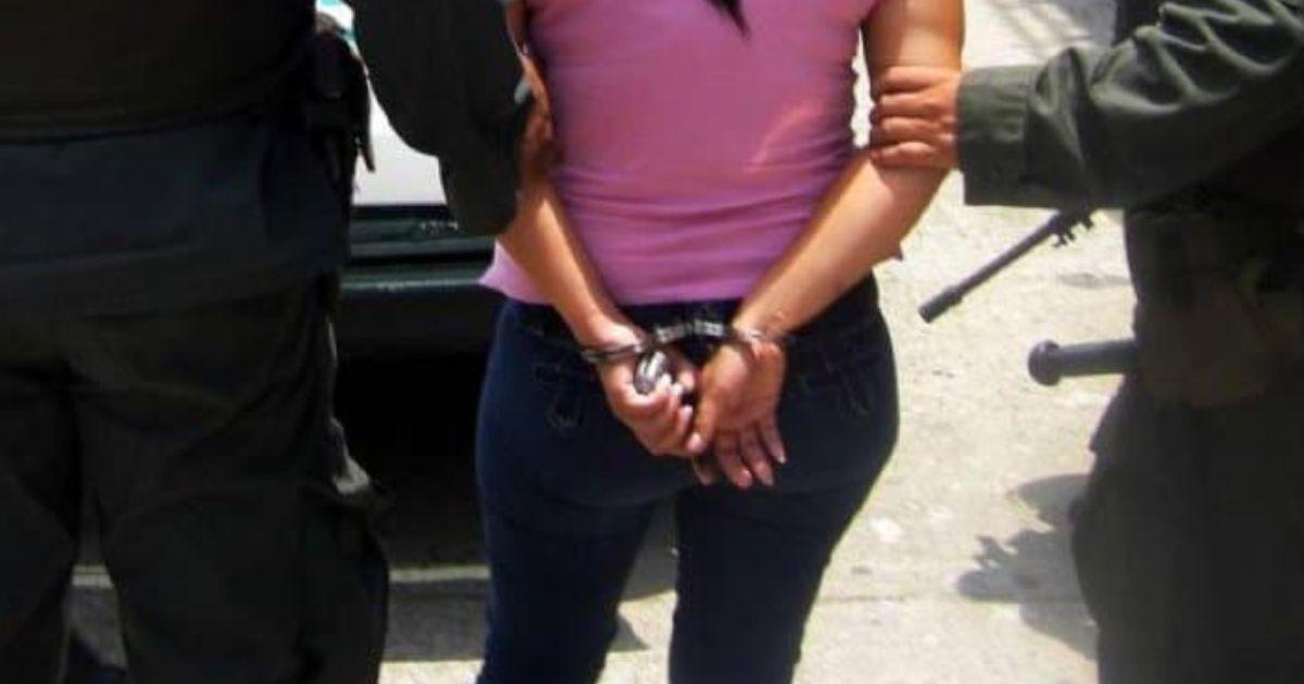 Video Detienen a una mujer que amenazoacute con matar a Policiacuteas en Antildeatuya