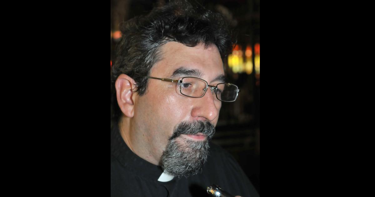 El padre Gregorio celebrar la Misa