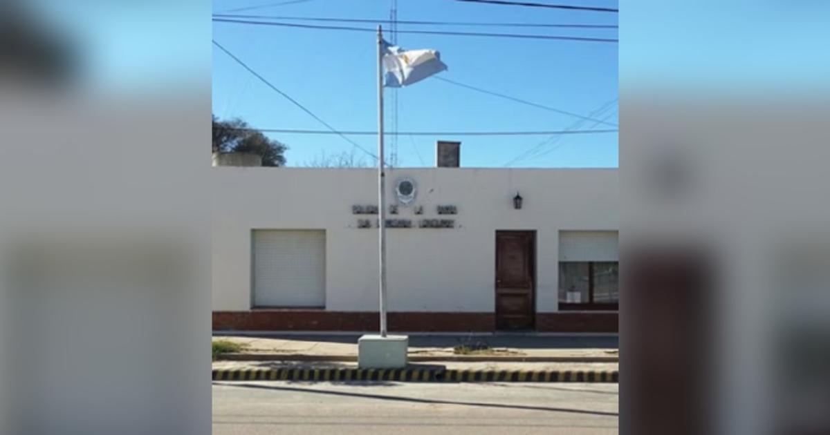 Escaacutendalo- un comisario llevoacute presos a su casamiento para que hagan el asado y sirvan de mozos