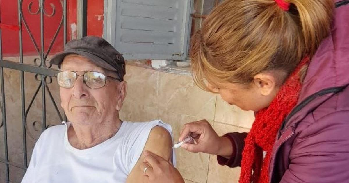 Intensifican los operativos de vacunacioacuten antigripal en los barrios bandentildeos