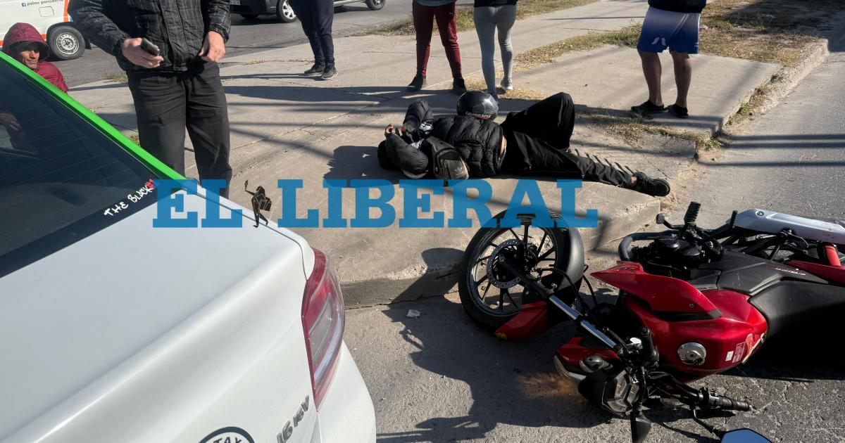 Motociclista chocó contra un remís en pleno giro y terminó herido