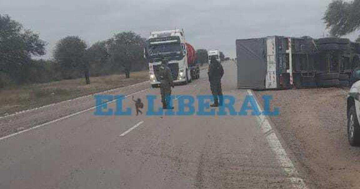 Ruta 34- vuelco de camioacuten cargado con papas dejoacute importantes dantildeos materiales