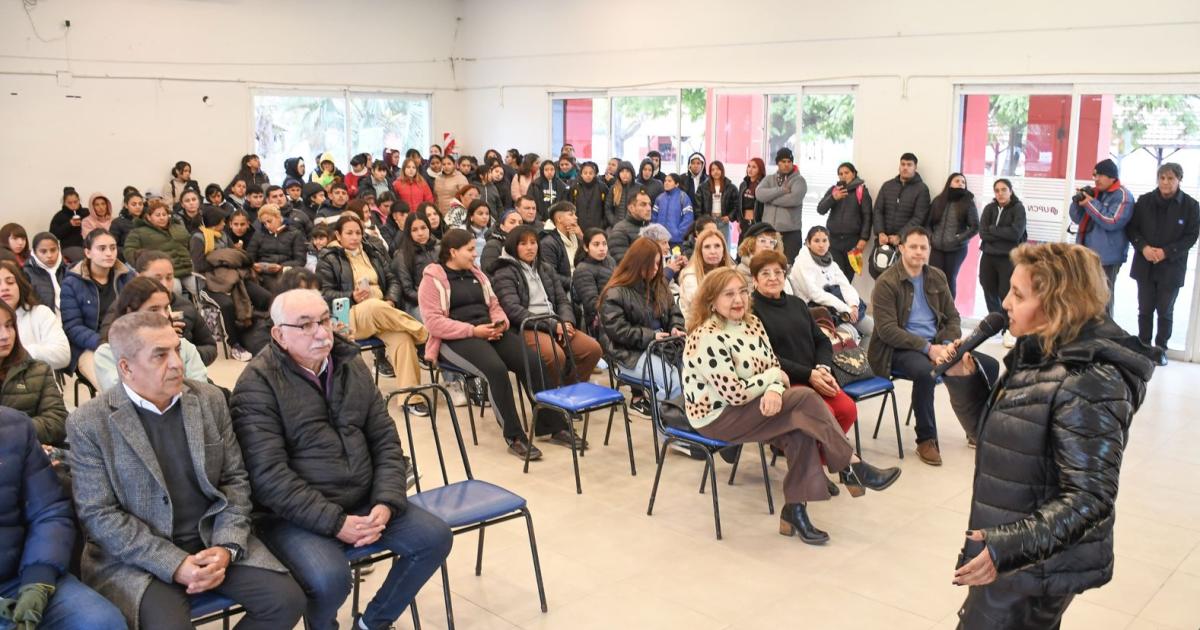 Fuentes participó de una jornada de prevención destinada a jóvenes jugadoras de ftbol