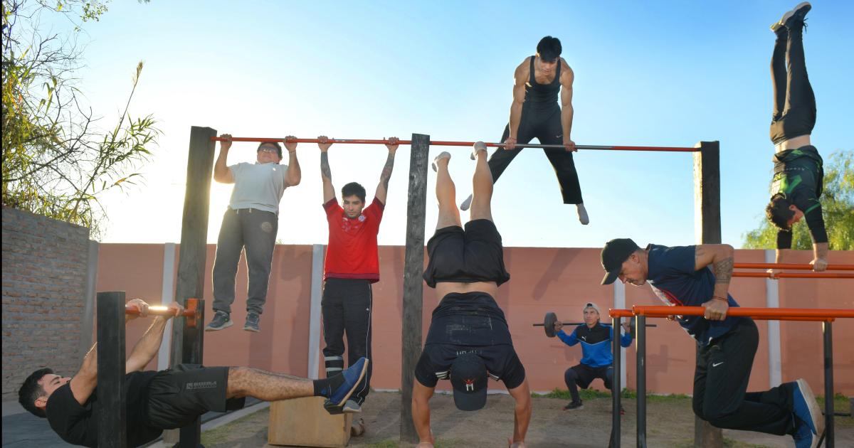 ACTIVIDAD Los practicantes de calistenia del barrio Borges se juntan en la semana para realizar sus entrenamientos a cielo abierto