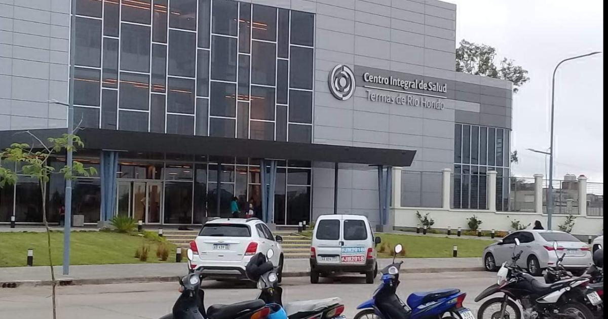 Una botella de vidrio le abrioacute la cabeza a una joven mientras bailaba