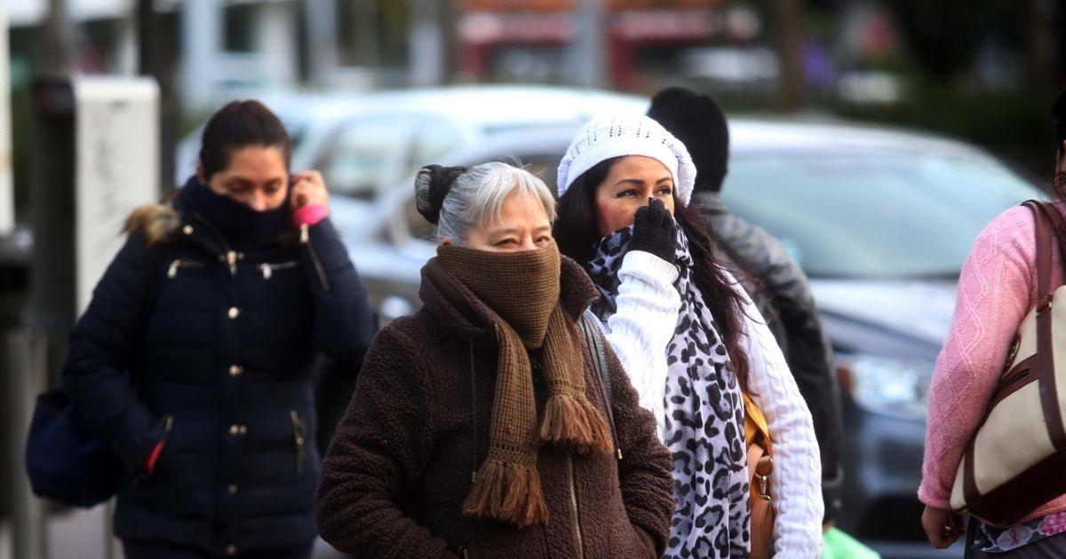 Junio se despide con 3ordmC de miacutenima y el cielo nublado- asiacute estaraacute el tiempo este lunes en Santiago