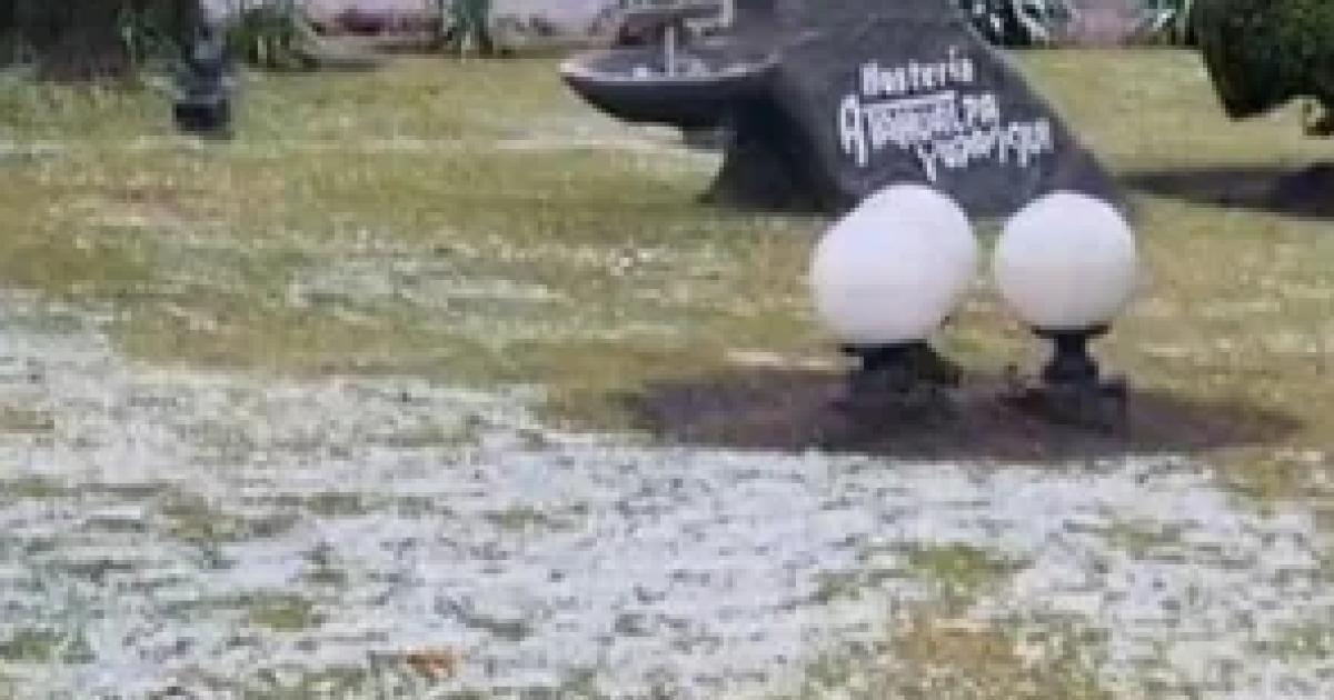 Tucumaacuten se tintildeoacute de blanco- cayoacute nieve en la capital despueacutes de 15 antildeos