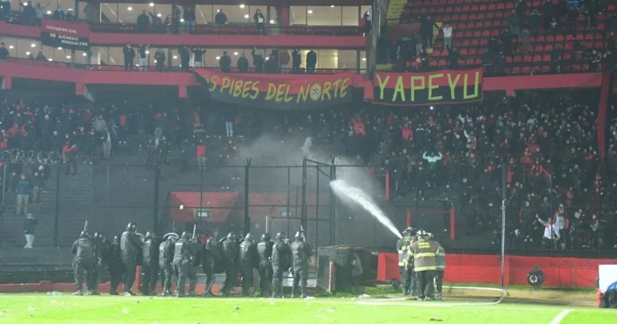 Hinchas de Colón rompieron el alambrado y suspendieron el partido ante Mitre