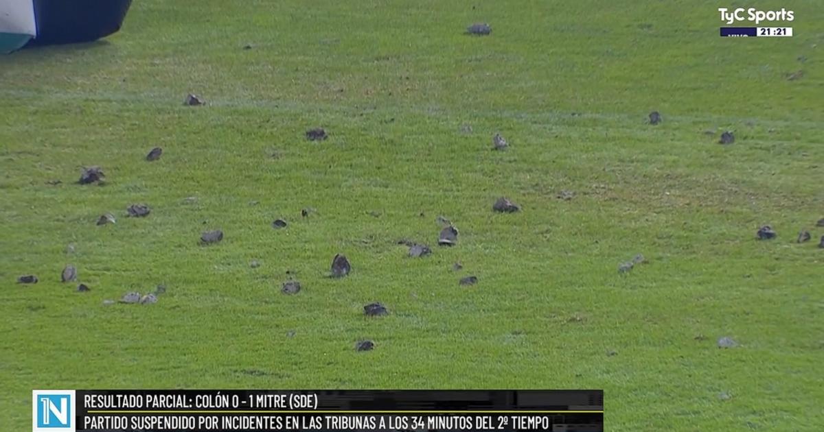 Hinchas de Colón rompieron el alambrado y suspendieron el partido ante Mitre (Foto- captura TyC Sports)