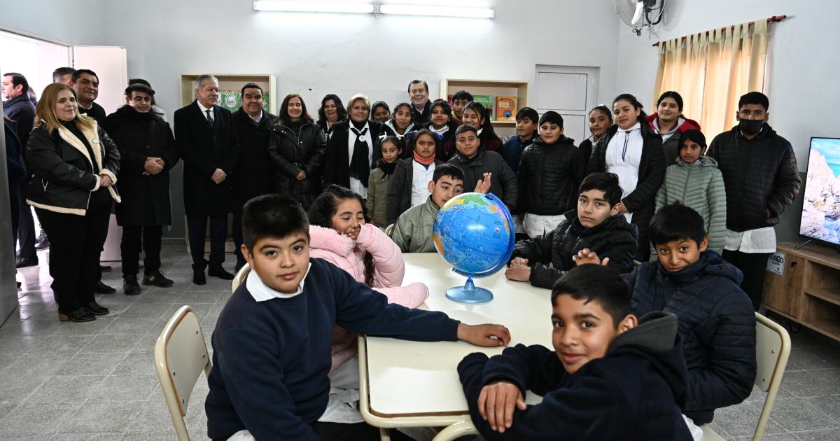 El Gobernador habilitoacute obras en la Escuela Ndeg101 de Upianita y entregoacute viviendas en Manogasta