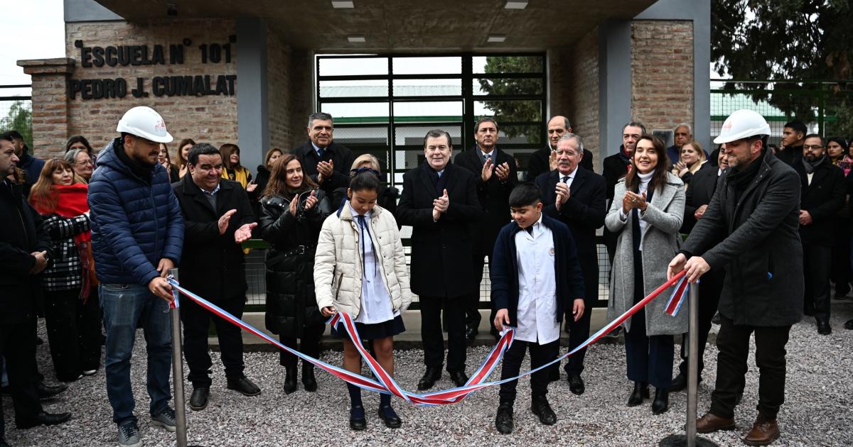 El Gobernador habilitoacute obras en la Escuela Ndeg101 de Upianita y entregoacute viviendas en Manogasta