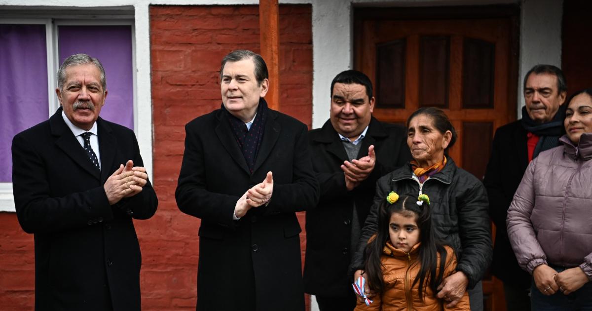 El Gobernador habilitoacute obras en la Escuela Ndeg101 de Upianita y entregoacute viviendas en Manogasta