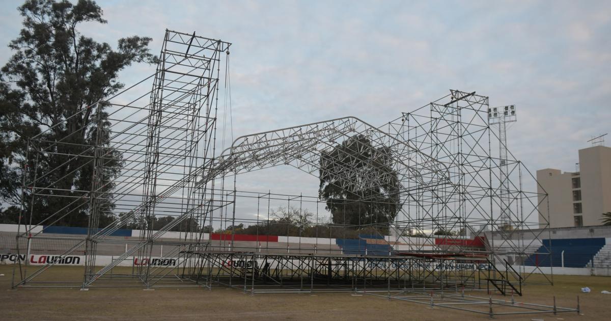 Técnicos y operarios trabajan con todo en los preparativos del escenario para el concierto del 6 de julio
